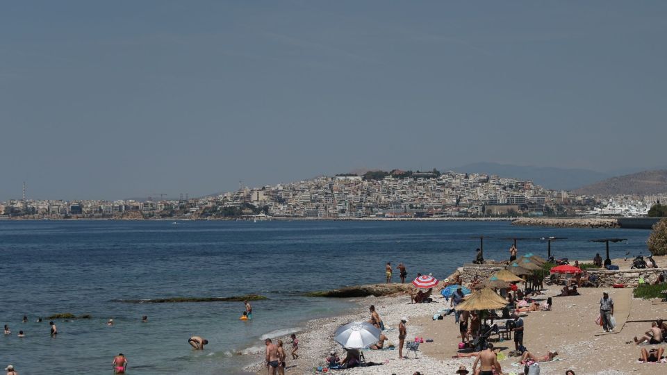 «Γέμισαν» οι παραλίες της Αττικής: «Ανάσα δροσιάς» με θερμοκρασίες που ξεπέρασαν τους 30 βαθμούς Κελσίου (φωτο)