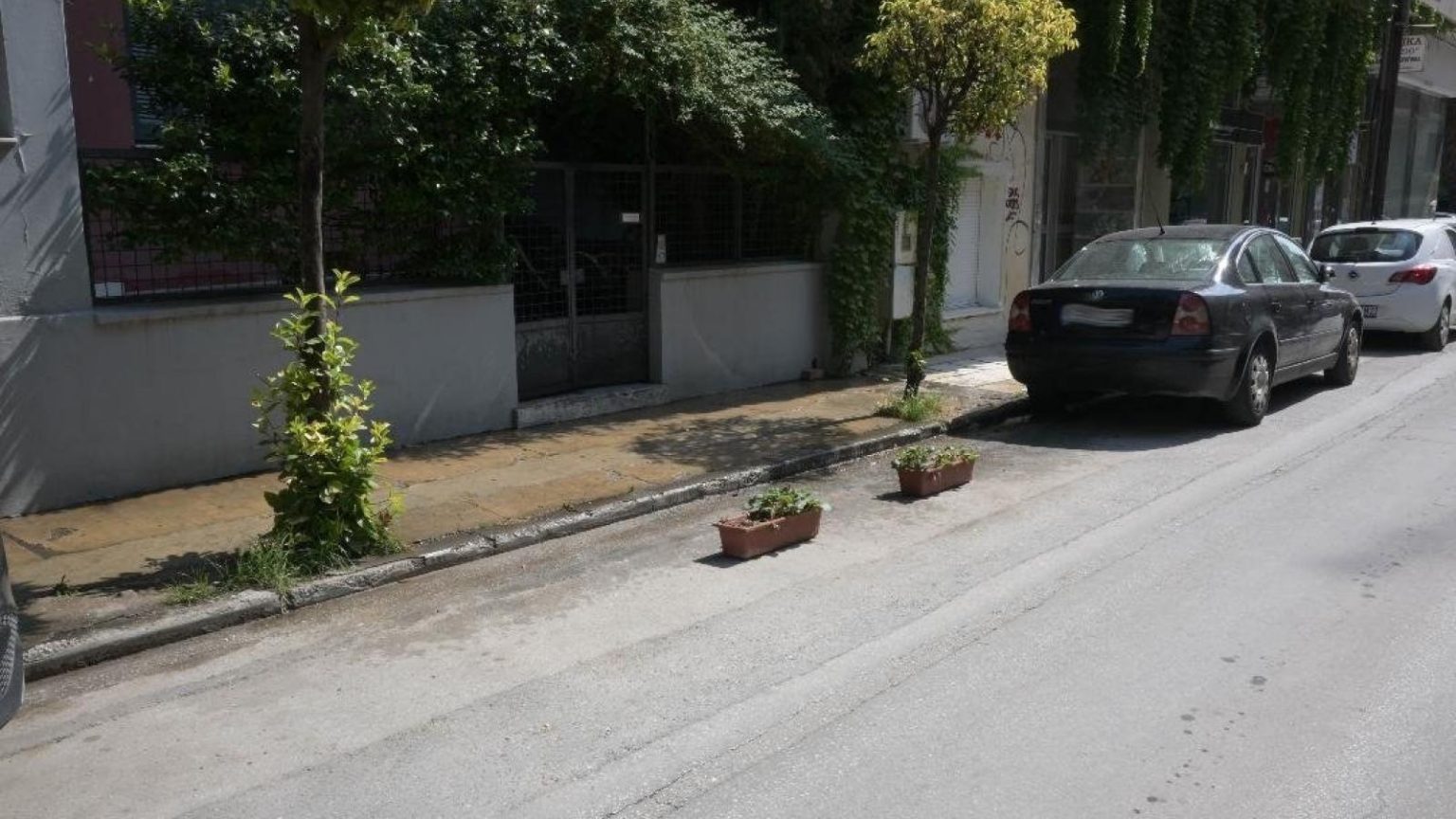 Αυτό είναι το πρόστιμο με το οποίο κινδυνεύουν όσοι οδηγοί «κρατούν» θέση πάρκινγκ στον δρόμο