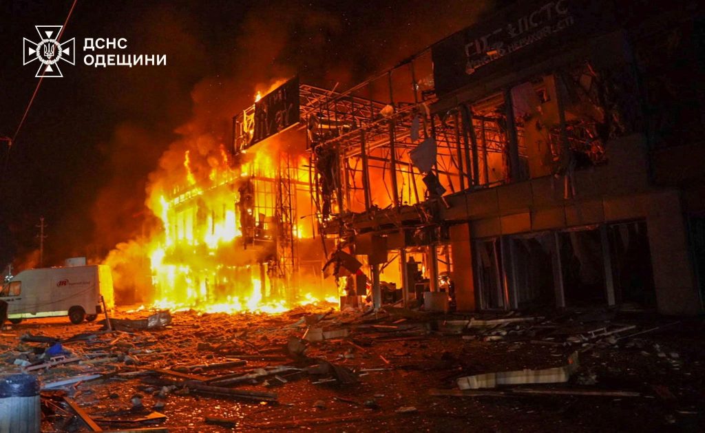 Οι Ρώσοι έκαναν τη «νύχτα μέρα» στην Οδησσό: Εκρήξεις μετά την άφιξη των Geran-2 & Geran-3 (βίντεο)