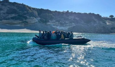 Λιμενικό: Τους εντοπίζουν κατά εκατοντάδες και τους μεταφέρουν στην Κρήτη