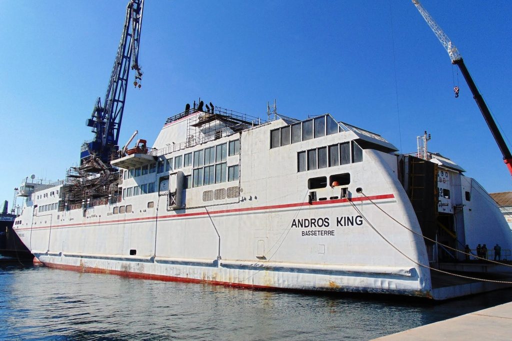 Πρόσκρουση του πλοίου «Andros King» στον βόρειο λιμενοβραχίονα της Ραφήνας