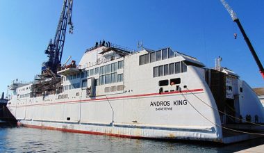 Πρόσκρουση του πλοίου «Andros King» στον βόρειο λιμενοβραχίονα της Ραφήνας