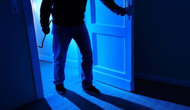 Ριφιφί σε εργοστάσιο ξυλείας στα Άνω Λιόσια: Άρπαξαν χρηματοκιβώτιο, έξι υπολογιστές και συστήματα UPS
