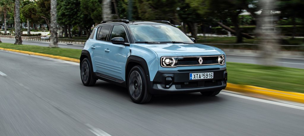 Στην Αθηναϊκή Ριβιέρα με το νέο Renault 4 E-Tech – Και η τιμή του στην Ελλάδα
