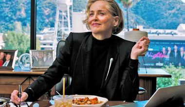 Κάθετη η Σάρον Στόουν: «Βάλτε το “Euphoria” στα Γυμνάσια και τα Λύκεια – Να το δουν και οι γονείς»