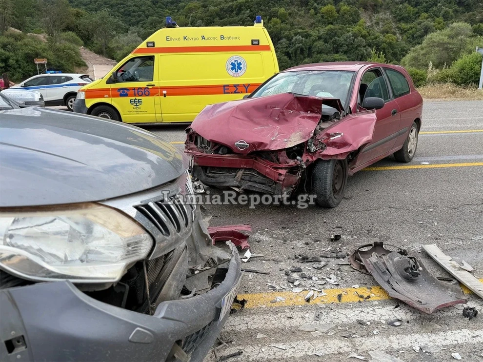 Δείτε βίντεο: Οχήματα συγκρούστηκαν μεταξύ τους μπροστά από το άγαλμα του Λεωνίδα στις Θερμοπύλες