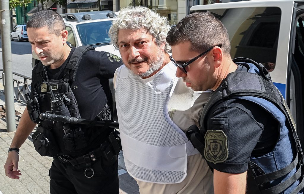 Νέα στοιχεία για τον καταζητούμενο Τ.Δαλαμάγκα που συνελήφθη στο Αίγιο: «Ζούσε απομονωμένος με δεκάδες σκυλιά»