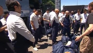 Η αστυνομία της Νέας Υόρκης έψαξε ποδοσφαιριστές του Ουζμπεκιστάν με εκπαιδευμένα σκυλιά και ανιχνευτές μετάλλων!