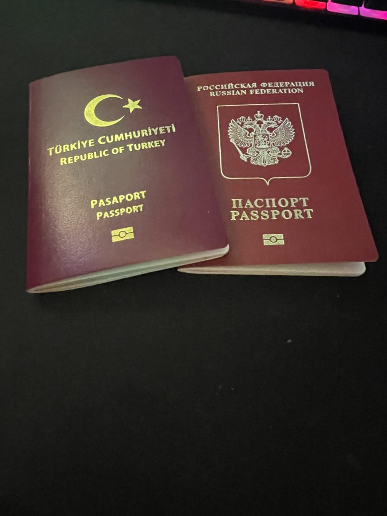 Βίντεο: Τούρκος πατέρας μαθαίνει στην κατά το ήμισυ Ρωσίδα κόρη του πως «Η Τουρκία είναι πάνω απ’ολα»