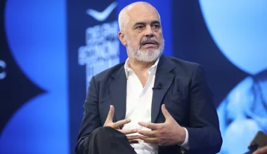 Αλβανία: «Βροχή» σχολίων προκάλεσε ο Ε.Ράμα – Αναδημοσίευσε βίντεο ΑΙ που τον δείχνει με γυναικεία εσώρουχα!