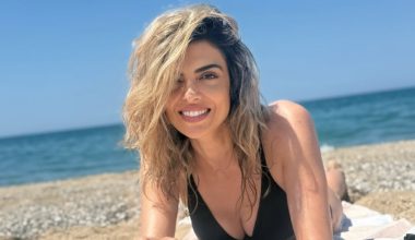Νίκη Λάμη: Εντυπωσιάζει η ηθοποιός φορώντας μαύρο μαγιό και ποζάροντας στη θάλασσα – Δείτε φωτογραφίες