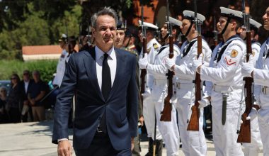 Δεν ήταν ακριβώς… ευπρόσδεκτος ο Κυριάκος Μητσοτάκης στην κηδεία του Γ.Σουφλιά