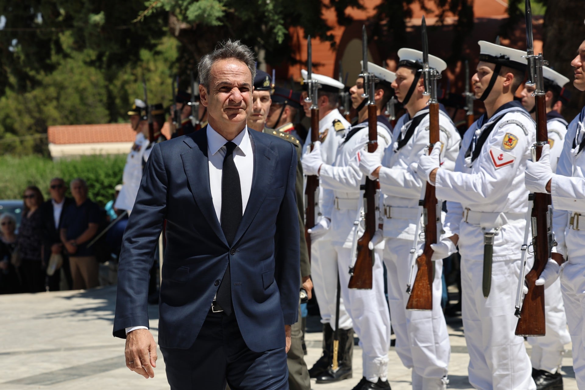 Δεν ήταν ακριβώς… ευπρόσδεκτος ο Κυριάκος Μητσοτάκης στην κηδεία του Γ.Σουφλιά