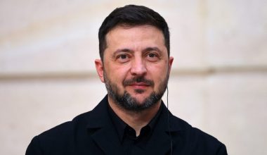Ο Β.Ζελένσκι απαιτεί δήμοι της Βρετανίας που ελέγχονται από το κόμμα του Ν.Φάρατζ να υψώσουν την ουκρανική σημαία!