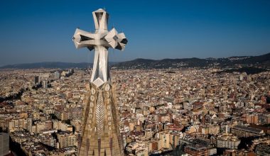 Έναν αιώνα από τον θάνατο του Γκαουντί εγκαινιάζεται ο πύργος της Σαγράδα Φαμίλια