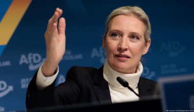 «Μύδροι» από την ηγέτιδα του AfD στην Ουκρανία: «Πρέπει να πληρώσετε αποζημιώσεις»