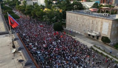 «Επανάσταση των Φλαμίνγκο»: Παγκόσμια υποστήριξη στις κινητοποιήσεις στα Τίρανα κατά της επένδυσης στη Σβέρνιτσα