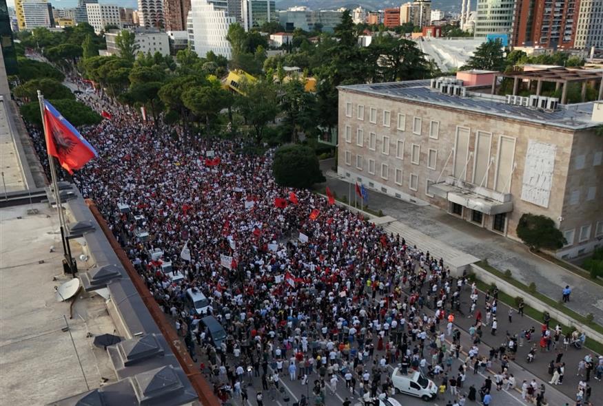 «Επανάσταση των Φλαμίνγκο»: Παγκόσμια υποστήριξη στις κινητοποιήσεις στα Τίρανα κατά της επένδυσης στη Σβέρνιτσα
