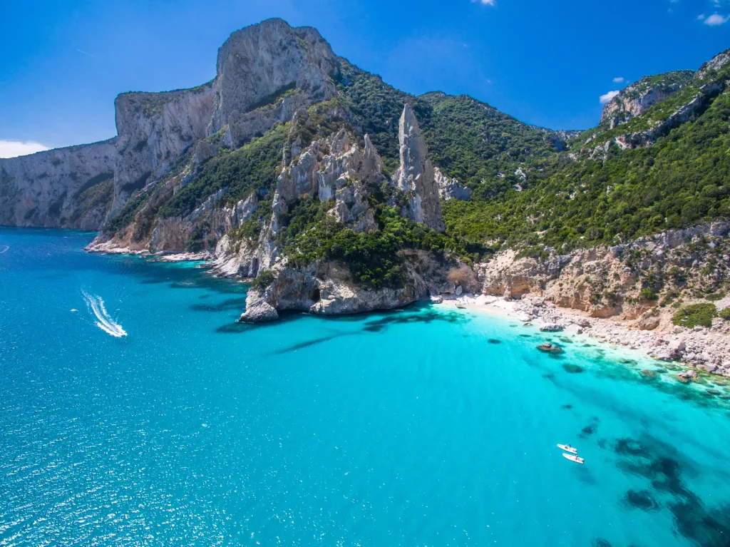 Σαρδηνία: Τέλος οι ομπρέλες για όσους είναι από 10 έως 65 ετών