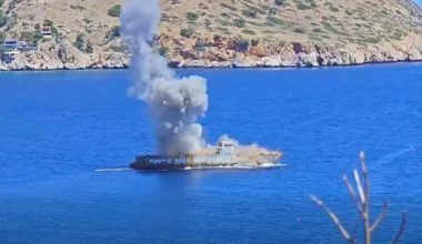 Χανιά: Η στιγμή που βυθίζεται με ανατίναξη το «Φολέγανδρος» του Πολεμικού Ναυτικού (βίντεο)