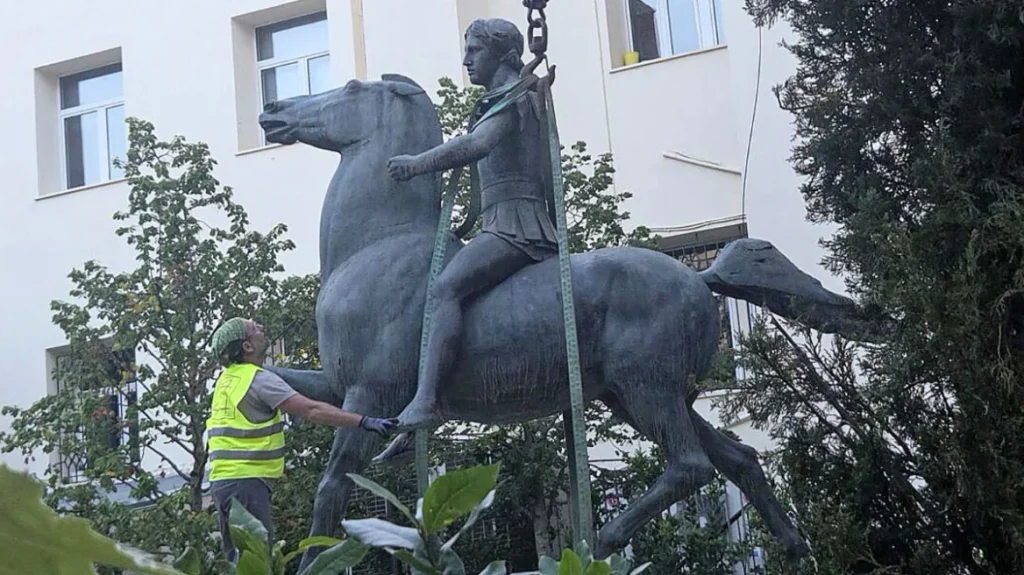 Η τοποθέτηση αγάλματος του Μεγάλου Αλεξάνδρου στην αυλή τζαμιού στην Δράμα προκαλεί υστερία σε τουρκικά μέσα