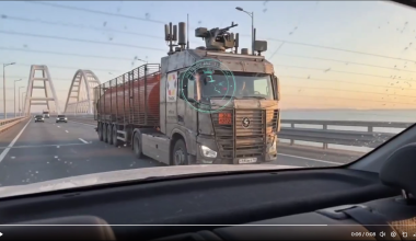 Εικόνες Mad-Max στην Γέφυρα της Κριμαίας: Θωρακισμένα και οπλισμένα βυτιοφόρα καυσίμων για προστασία από drone