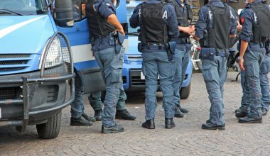 Τους κάνουν πλάκα: Μαροκινός παράνομος μετανάστης γρονθοκοπεί Ιταλό αστυνομικό έξω από το τμήμα! (βίντεο)