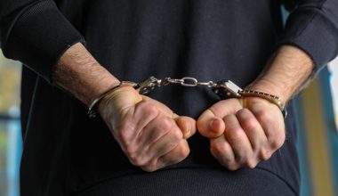 Αιγάλεω: 48χρονος Αλβανός υπό την επήρεια αλκοόλ «καρφώθηκε» με το φορτηγό του σε έξι σταθμευμένα ΙΧ