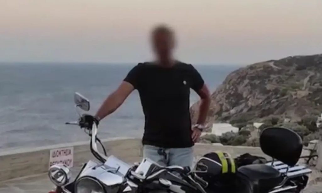 «Σκότωσε μάνα και γιο με 29 μαχαιριές και έμεινε 4 ώρες με τις σορούς στο σπίτι» λένε οι αστυνομικοί για τον Ιταλό
