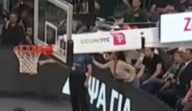 Βίντεο: Η γυναίκα που έσκισε το μανίκι του διαιτητή στον αγώνα Παναθηναϊκού-Ολυμπιακού και του είπε «F@ck you»