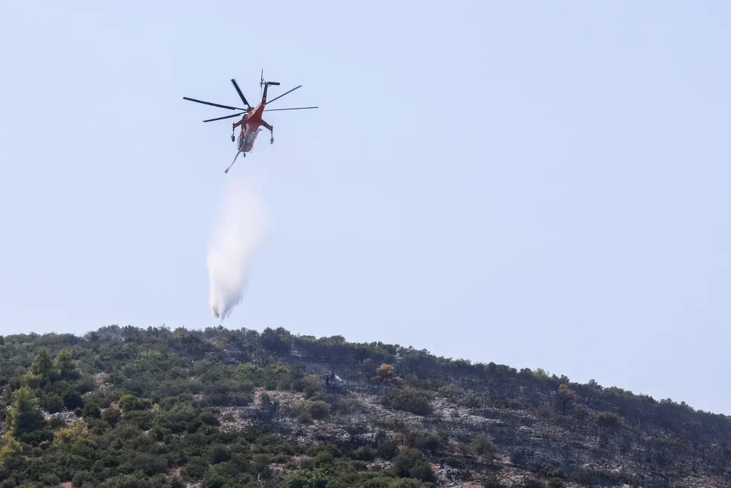 Κερατέα: Υπό μερικό έλεγχο η φωτιά κοντά στην Ιερά Μονή Θεοσκέπαστης – Επιχειρούν και εναέρια μέσα (upd)