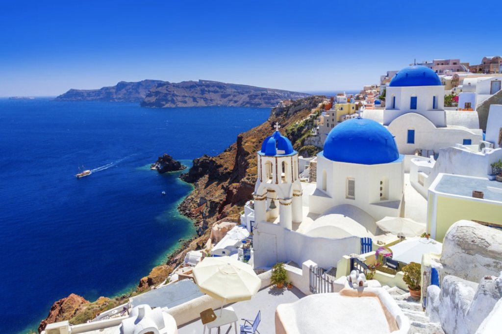 Πτώση για Μύκονο και Σαντορίνη: «Κόκκινο» συναγερμό χτυπούν οι τουριστικοί παράγοντες