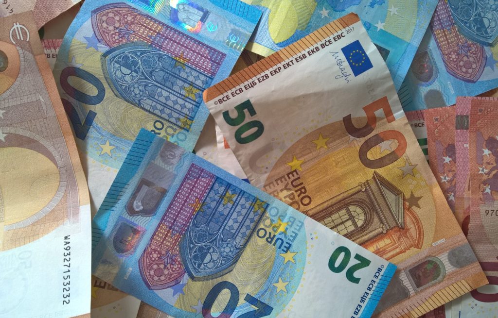 Νέο «όριο» στα μετρητά στην ΕΕ: Τι αλλάζει στις συναλλαγές από το 2027