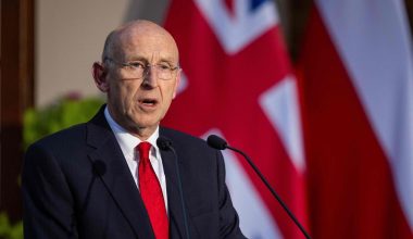 Παραιτήθηκε ο Βρετανός υπουργός Άμυνας, John Healey – Καταγγέλλει  έλλειψη κονδυλίων