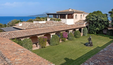 Πωλείται μισό δισ. η Villa Certosa: Το μυθικό «παλάτι» του Σ.Μπερλουσκόνι στη Σαρδηνία (φώτο)