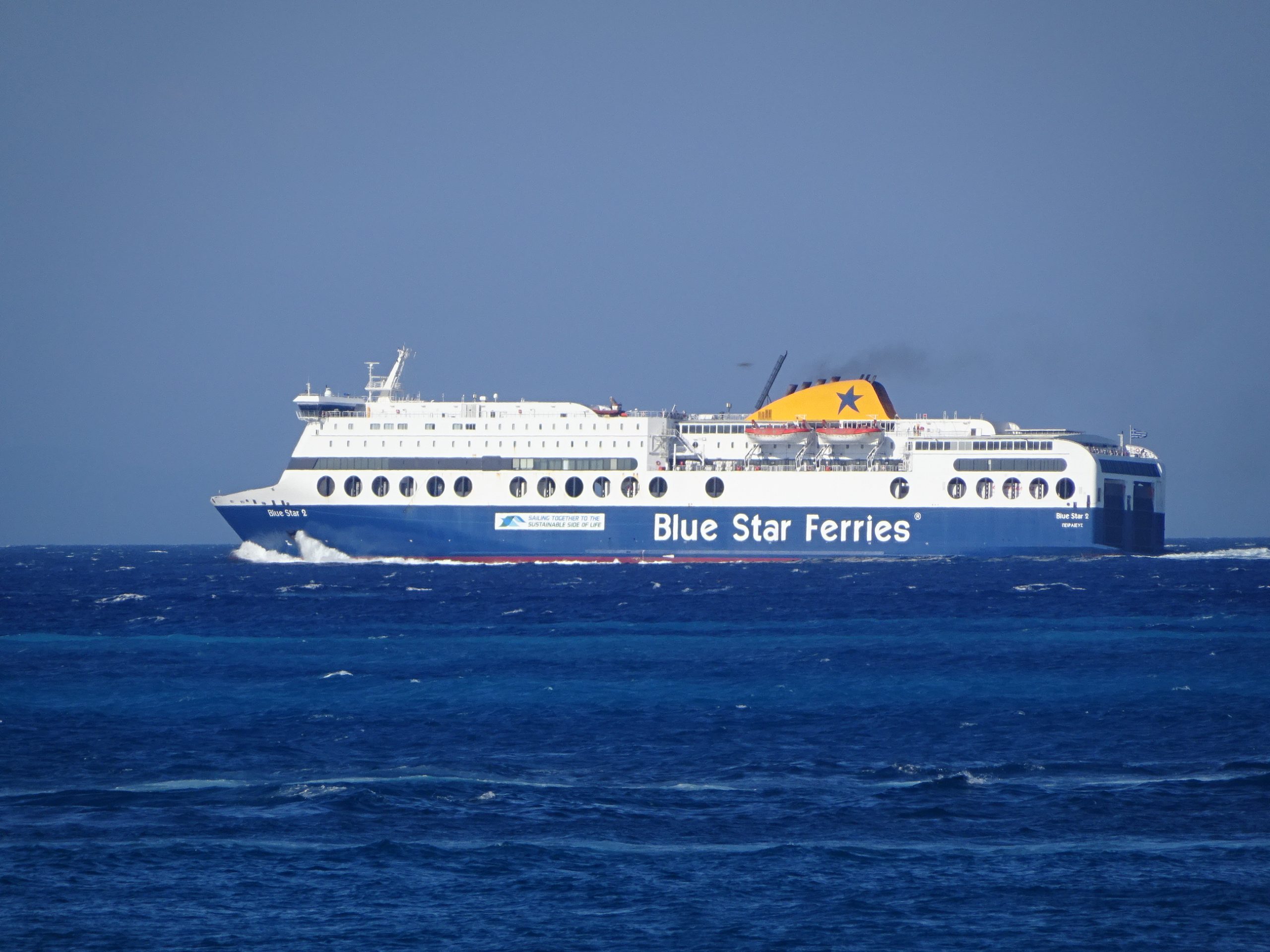 Τηλεφώνημα για βόμβα στο Blue Star 2 – Το πλοίο με 1.050 επιβαίνοντες πλέει προς το Λαύριο για έλεγχο