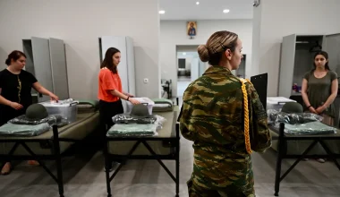 Σε φιάσκο εξελίσσεται η δήθεν «πρώτη φορά» στην στράτευση γυναικών: Παραιτήθηκαν οι μισές σε δέκα μέρες