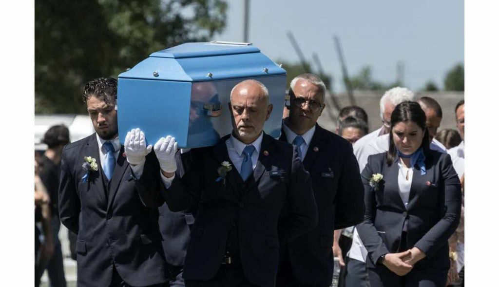 «Ράγισαν» καρδιές στο τελευταίο αντίο της 11χρονης Λιανά που δολοφονήθηκε άγρια στη Γαλλία (βίντεο)