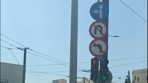 Πειραιάς: Οι «αντικρουόμενες» πινακίδες σε κεντρική διασταύρωση που μπερδεύουν τους οδηγούς