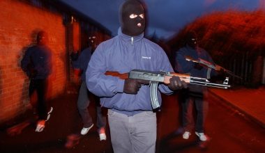 Ο ΙRA και οι «φάλαγγες» του Όλστερ άνοιξαν τις αποθήκες οπλισμού: Ενώνονται κατά της παράνομης μετανάστευσης