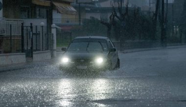 Σφοδρή βροχόπτωση έπληξε την Κοζάνη: Σε «ποτάμια» μετατράπηκαν οι δρόμοι (βίντεο)