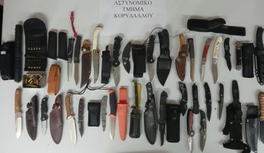 «Γκάμα» από μαχαίρια και σουγιάδες είχε ο 52χρονος που συνελήφθη στον Κορυδαλλό (φωτο)