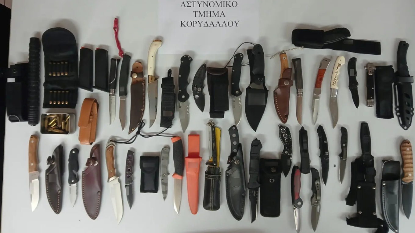 «Γκάμα» από μαχαίρια και σουγιάδες είχε ο 52χρονος που συνελήφθη στον Κορυδαλλό (φωτο)