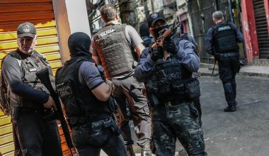 Βίντεο: Αστυνομικοί στην Βραζιλία σταματούν ζευγάρι για έλεγχο και η γυναίκα έκρυβε όπλο στα… απόκρυφά της!