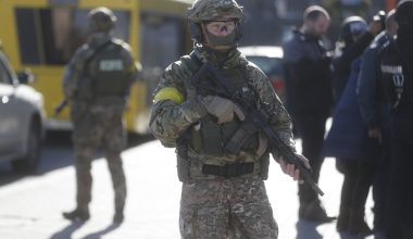 Ξανά στο προσκήνιο βίντεο της DW με Ουκρανούς στρατιώτες να καίνε στοίβες εγγράφων όταν ξεκίνησε ο πόλεμος το 2022