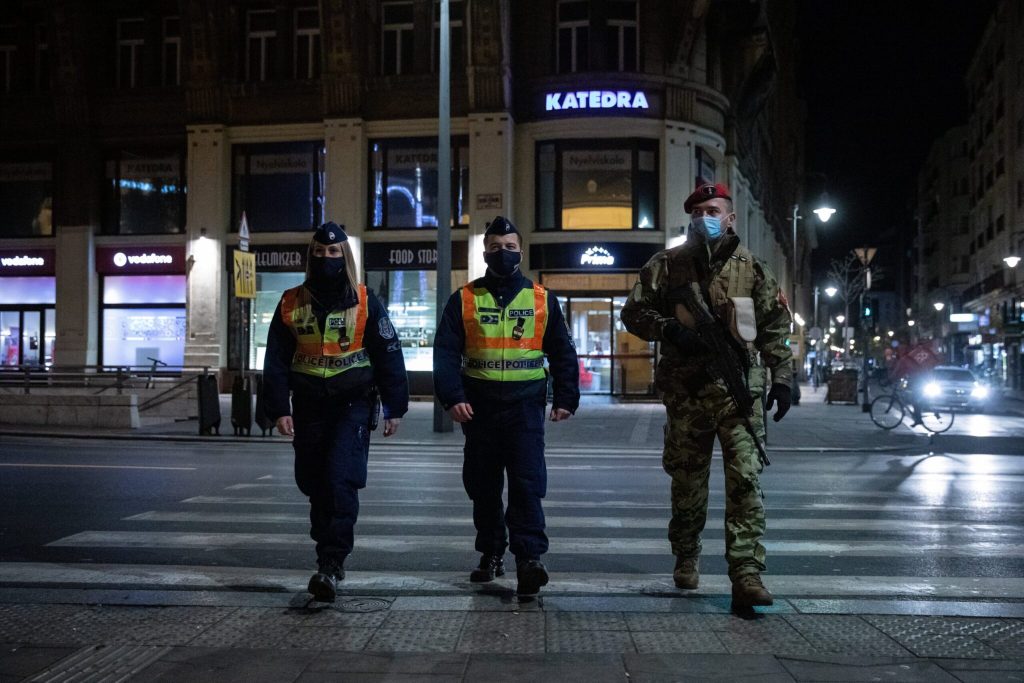 Ουγγαρία: Η στιγμή που αστυνομικοί ξυλοκοπούν άγρια εγκληματία που προσπάθησε να διαφύγει (βίντεο)