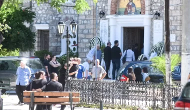 Αίγιο: Σε κλίμα οδύνης και σπαραγμού το τελευταίο «αντίο» στην 54χρονη Μαρία και τον 26χρονο γιο της