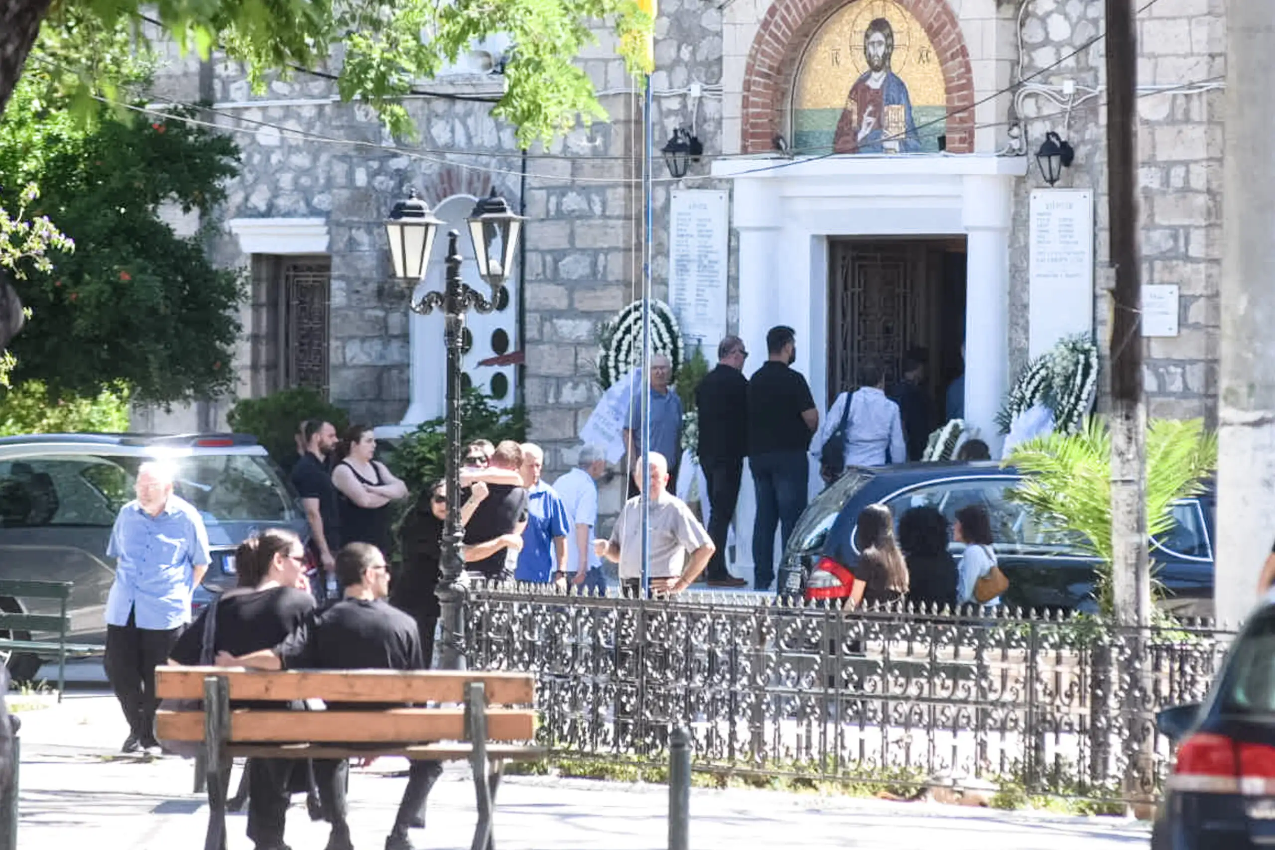 Αίγιο: Σε κλίμα οδύνης και σπαραγμού το τελευταίο «αντίο» στην 54χρονη Μαρία και τον 26χρονο γιο της