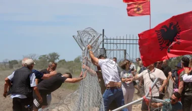 Σοβαρά επεισόδια στην Αλβανία για την επένδυση στη Σβέρνιτσα: Διαδηλωτές γκρέμισαν τους φράχτες του εργοταξίου!