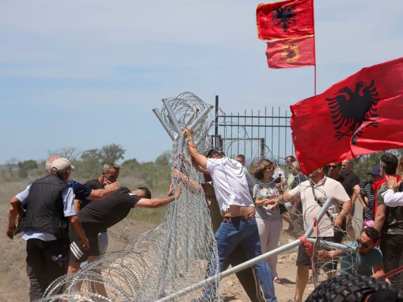 Σοβαρά επεισόδια στην Αλβανία για την επένδυση στη Σβέρνιτσα: Διαδηλωτές γκρέμισαν τους φράχτες του εργοταξίου!